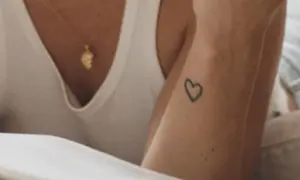 Un corazón tatuado en la muñeca, un detalle sutil para quienes buscan los mejores sitios para hacerse un tatuaje.