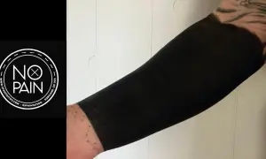 Brazo cubierto con un tatuaje de blackout, un estilo que transforma la piel en una superficie negra intensa.