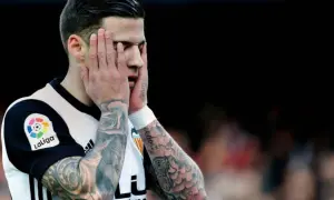 Yeray Pérez, futbolista con tatuajes, se lleva las manos a la cara con gesto de frustración.