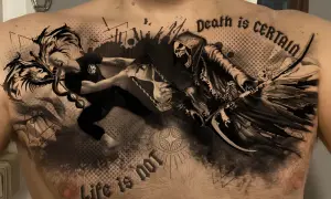 Tatuajes de la vida y la muerte: un hombre lucha contra la Parca, con un reloj de arena y la frase "Life is not certain, Death is certain".