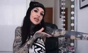 Monami Frost, con su estilo único, muestra sus tatuajes en brazos y cuello.
