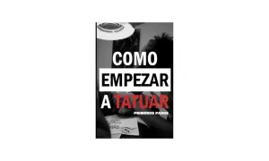Guía visual para empezar a tatuar. Muestra una mano tatuando un diseño sobre piel sintética, con la frase "COMO EMPEZAR A TATUAR" en letras grandes.