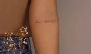 Brazo con tatuaje de "Peace of mind", un recordatorio constante de la paz interior.