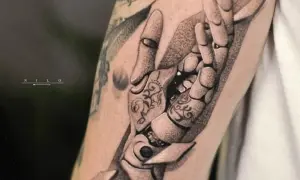 Tatuaje de mano robótica con detalles ornamentales y sombreado, estilo cyberpunk.