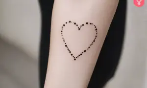 Un corazón formado por puntos, un delicado tatuaje de símbolos de amor que representa la conexión y el afecto.