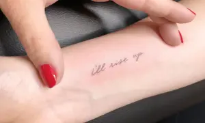 Un tatuaje con la frase "I'll rise up" en la muñeca, un recordatorio de resiliencia y fortaleza en la salud mental.