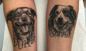 Dos tatuajes realistas de perros, "Duke" y "Sophia", en brazos.