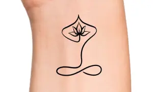 Un delicado tatuaje de meditación con una flor de loto estilizada y un símbolo de infinito en la muñeca, evocando paz interior.