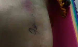 Mi tatuaje se pela y pierde color, mostrando la piel debajo. Se ve un brazalete con cuentas.