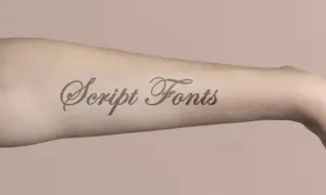 Brazo con tatuaje de letras cursivas "Script Fonts" en color piel.
