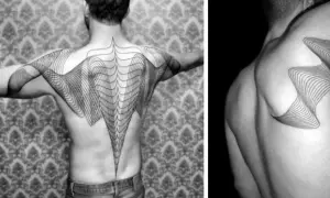 Un hombre con tatuajes de líneas geométricas en la espalda y hombro. Las líneas crean un efecto visual de profundidad y movimiento.