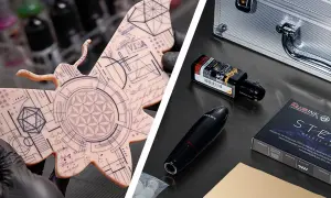 Los dioses de la tinta dan vida a diseños geométricos en una plantilla de mariposa y a herramientas de tatuaje profesionales.