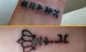 Tatuajes mal curados: símbolos de reproducción en la muñeca y una llave descolorida.