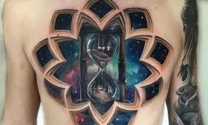 Un impresionante tatuaje 3D en el pecho de un reloj de arena cósmico, con capas que revelan un universo estrellado.