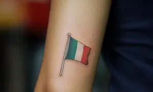Un tatuaje de la bandera de Italia ondea en un brazo, un recordatorio permanente de la belleza y la cultura de ese país.