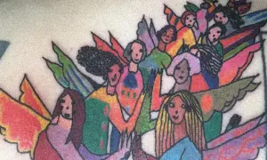 Un grupo de figuras con alas de colores vibrantes, como **tatuajes de obras de arte** que celebran la diversidad y la unión.