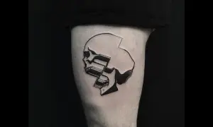 Un tatuaje de calavera con un diseño de glitch, como si la imagen se estuviera rompiendo o distorsionando.