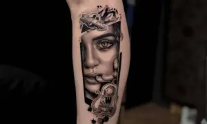 Tatuajes retratos realistas de una mujer con un platillo volador y un alienígena.