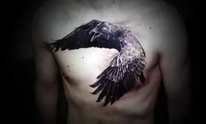 Impresionante tatuaje de cuervos en el pecho, con un ave en pleno vuelo, alas extendidas y pico abierto.