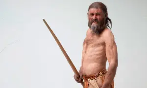 Recreación de Ötzi, el hombre del hielo, mostrando sus antiguos tatuajes y su bastón.