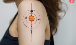 Tatuajes del sistema solar en el hombro, con el sol naranja en el centro y planetas coloridos orbitando.