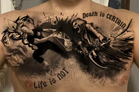 Tatuajes de la vida y la muerte: un hombre lucha contra la Parca, con un reloj de arena y la frase "Life is not certain, Death is certain".