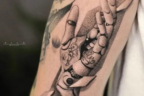 Tatuaje de mano robótica con detalles ornamentales y sombreado, estilo cyberpunk.