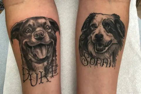 Dos tatuajes realistas de perros, "Duke" y "Sophia", en brazos.