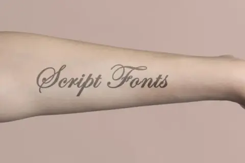 Brazo con tatuaje de letras cursivas "Script Fonts" en color piel.