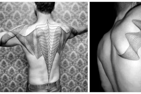 Un hombre con tatuajes de líneas geométricas en la espalda y hombro. Las líneas crean un efecto visual de profundidad y movimiento.