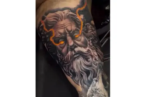 Impresionante diseño de tattoo de Zeus con ojos llameantes y rayos.