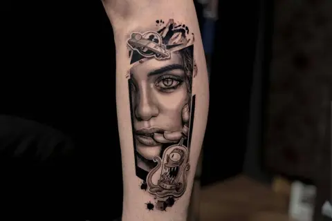 Tatuajes retratos realistas de una mujer con un platillo volador y un alienígena.