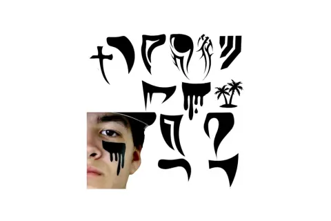 Un ojo tatuado negro gotea sobre la mejilla de un joven. Alrededor, diseños tribales y palmeras en negro.