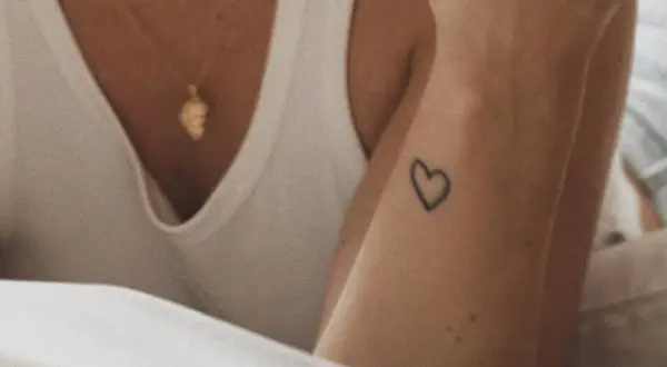 Un corazón tatuado en la muñeca, un detalle sutil para quienes buscan los mejores sitios para hacerse un tatuaje.
