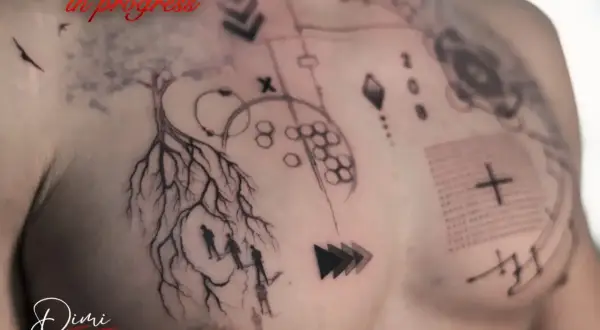 Tatuajes sombreados en progreso: un árbol con raíces, siluetas humanas y elementos geométricos abstractos en el pecho.