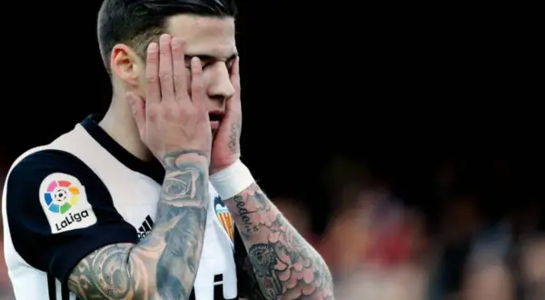 Yeray Pérez, futbolista con tatuajes, se lleva las manos a la cara con gesto de frustración.