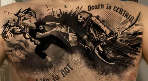 Tatuajes de la vida y la muerte: un hombre lucha contra la Parca, con un reloj de arena y la frase "Life is not certain, Death is certain".