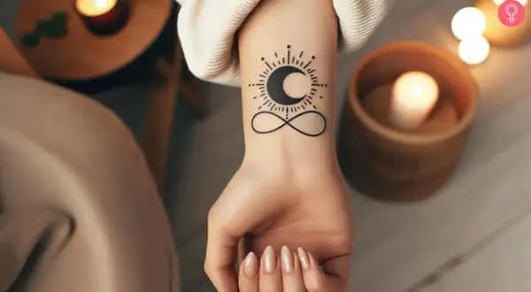 Tatuaje de luna y sol con símbolo de infinito, evocando el tatuaje universo significado.