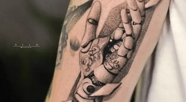 Tatuaje de mano robótica con detalles ornamentales y sombreado, estilo cyberpunk.