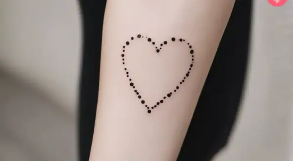 Un corazón formado por puntos, un delicado tatuaje de símbolos de amor que representa la conexión y el afecto.