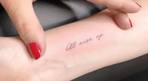 Un tatuaje con la frase "I'll rise up" en la muñeca, un recordatorio de resiliencia y fortaleza en la salud mental.