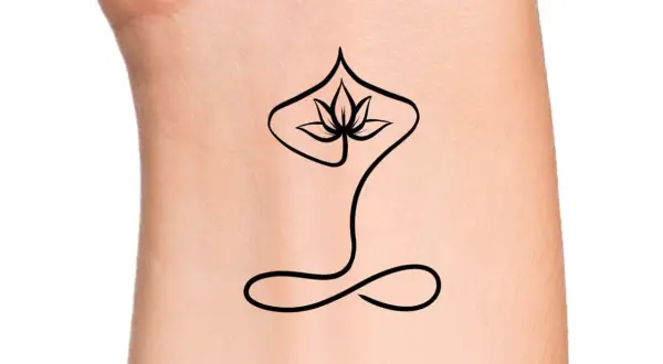 Un delicado tatuaje de meditación con una flor de loto estilizada y un símbolo de infinito en la muñeca, evocando paz interior.