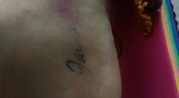 Mi tatuaje se pela y pierde color, mostrando la piel debajo. Se ve un brazalete con cuentas.