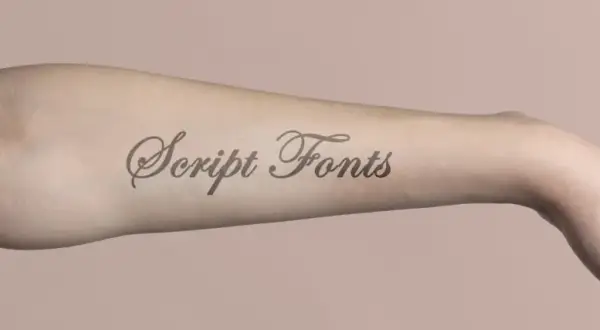 Brazo con tatuaje de letras cursivas "Script Fonts" en color piel.