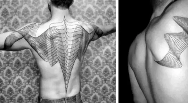 Un hombre con tatuajes de líneas geométricas en la espalda y hombro. Las líneas crean un efecto visual de profundidad y movimiento.
