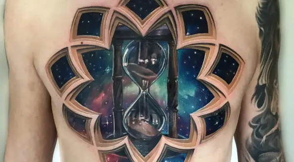 Un impresionante tatuaje 3D en el pecho de un reloj de arena cósmico, con capas que revelan un universo estrellado.