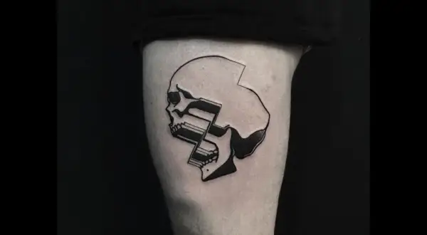 Un tatuaje de calavera con un diseño de glitch, como si la imagen se estuviera rompiendo o distorsionando.