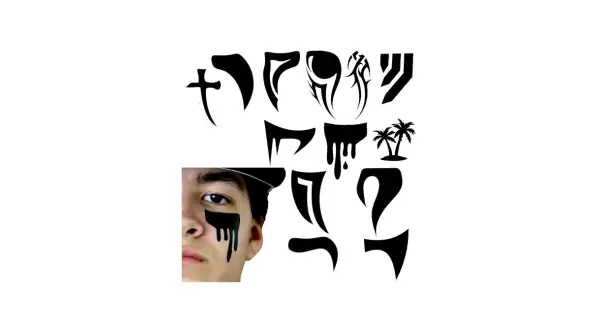 Un ojo tatuado negro gotea sobre la mejilla de un joven. Alrededor, diseños tribales y palmeras en negro.