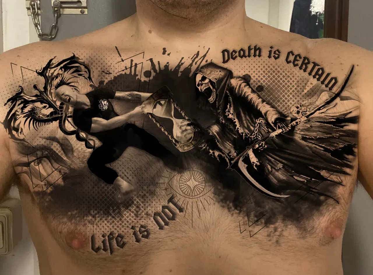 Tatuajes de la vida y la muerte: un hombre lucha contra la Parca, con un reloj de arena y la frase "Life is not certain, Death is certain".