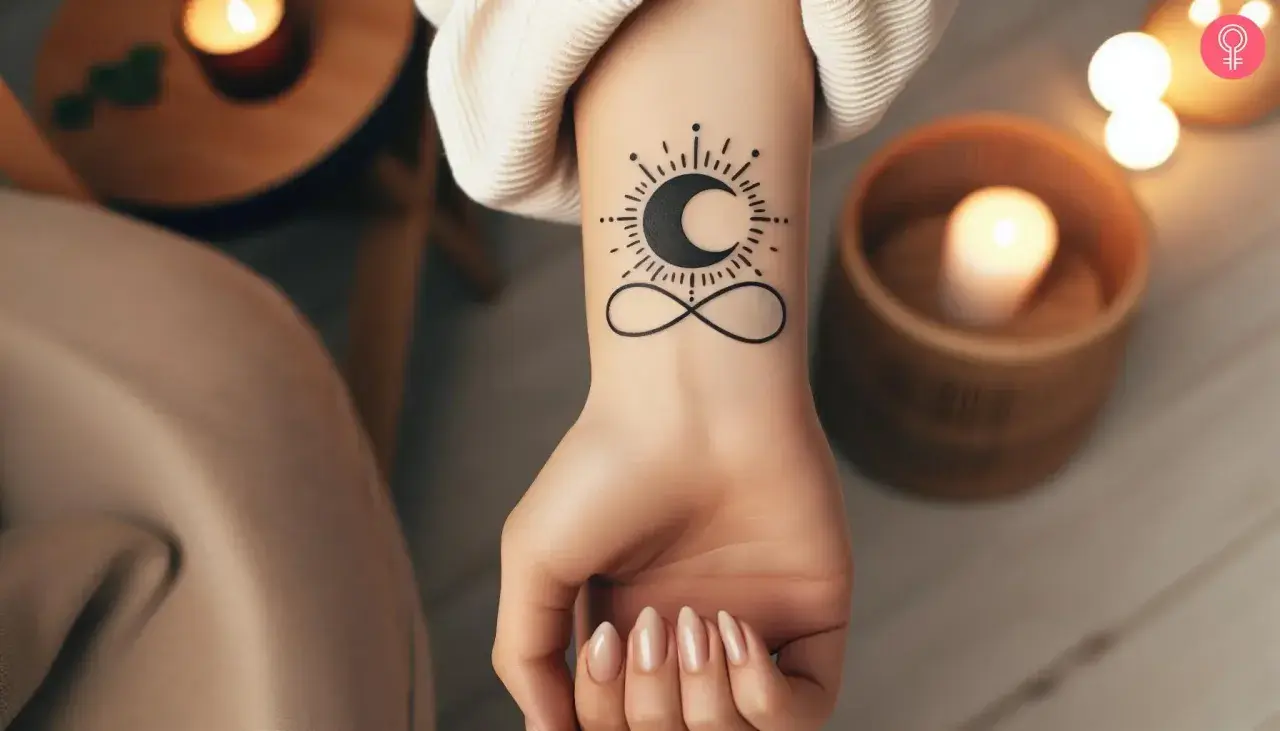 Tatuaje de luna y sol con símbolo de infinito, evocando el tatuaje universo significado.